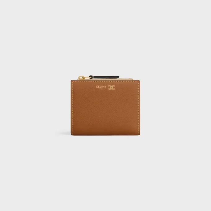 Cartera compacta con estampado Triomphe en piel de becerro granulada y flexible Cartera compacta con estampado Triomphe en piel de becerro granulada y flexible