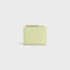 Cartera compacta con estampado Triomphe en piel de becerro granulada y flexible Cartera compacta con estampado Triomphe en piel de becerro granulada y flexible