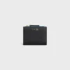 Cartera compacta con estampado Triomphe en piel de becerro granulada y flexible Cartera compacta con estampado Triomphe en piel de becerro granulada y flexible