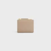 Cartera compacta con estampado Triomphe en piel de becerro granulada y flexible Cartera compacta con estampado Triomphe en piel de becerro granulada y flexible