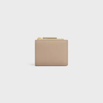 Cartera compacta con estampado Triomphe en piel de becerro granulada y flexible