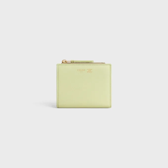 Cartera compacta con estampado Triomphe en piel de becerro granulada y flexible Cartera compacta con estampado Triomphe en piel de becerro granulada y flexible