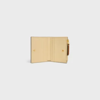 Cartera compacta con estampado Triomphe en piel de becerro granulada y flexible