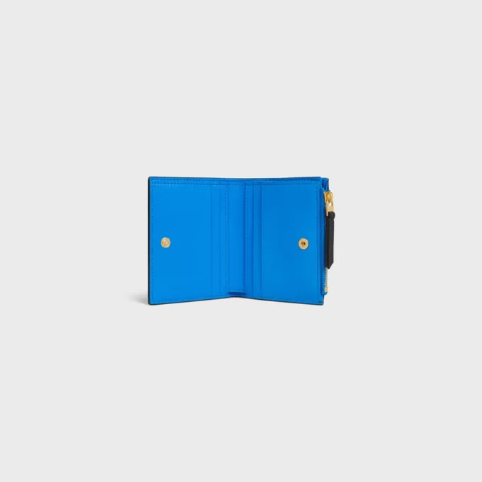 Cartera compacta con estampado Triomphe en piel de becerro granulada y flexible Cartera compacta con estampado Triomphe en piel de becerro granulada y flexible