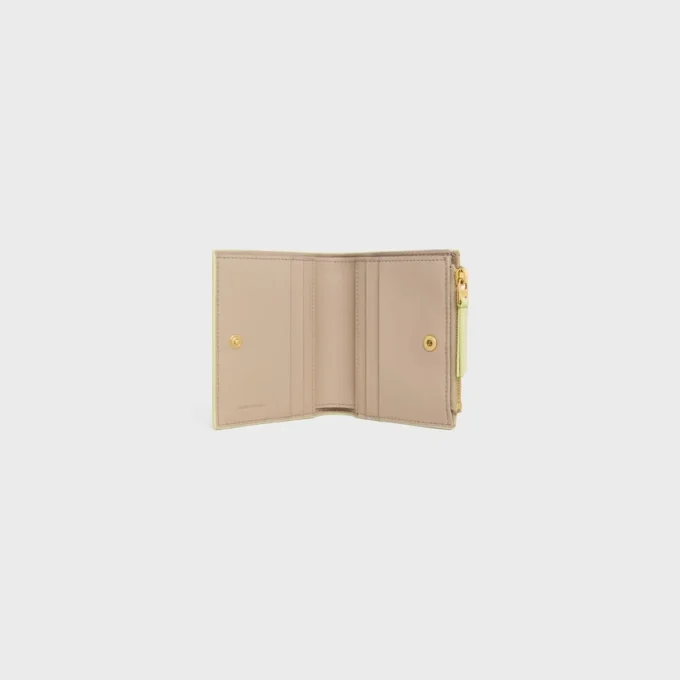 Cartera compacta con estampado Triomphe en piel de becerro granulada y flexible Cartera compacta con estampado Triomphe en piel de becerro granulada y flexible