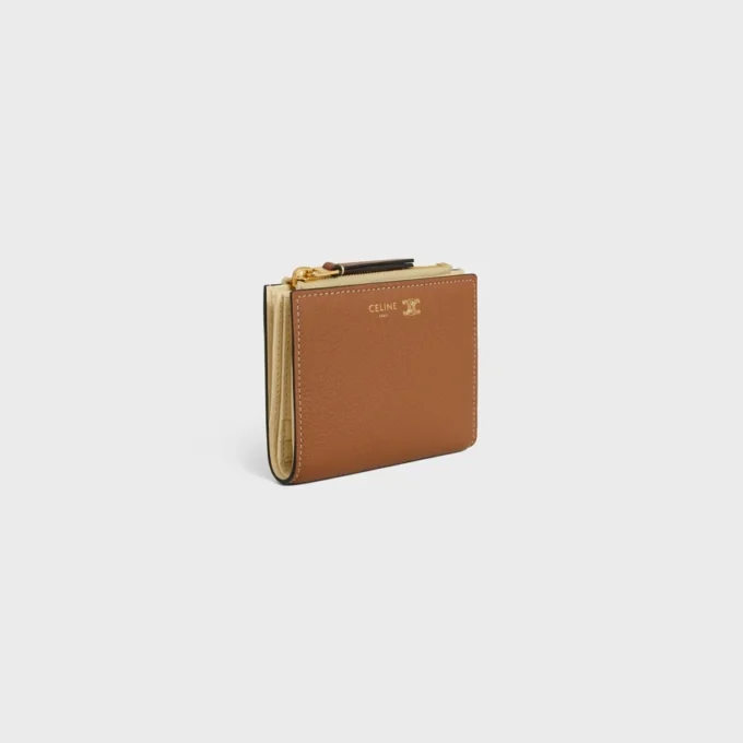 Cartera compacta con estampado Triomphe en piel de becerro granulada y flexible Cartera compacta con estampado Triomphe en piel de becerro granulada y flexible