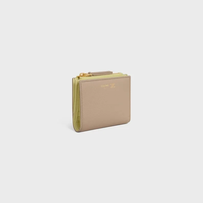 Cartera compacta con estampado Triomphe en piel de becerro granulada y flexible Cartera compacta con estampado Triomphe en piel de becerro granulada y flexible