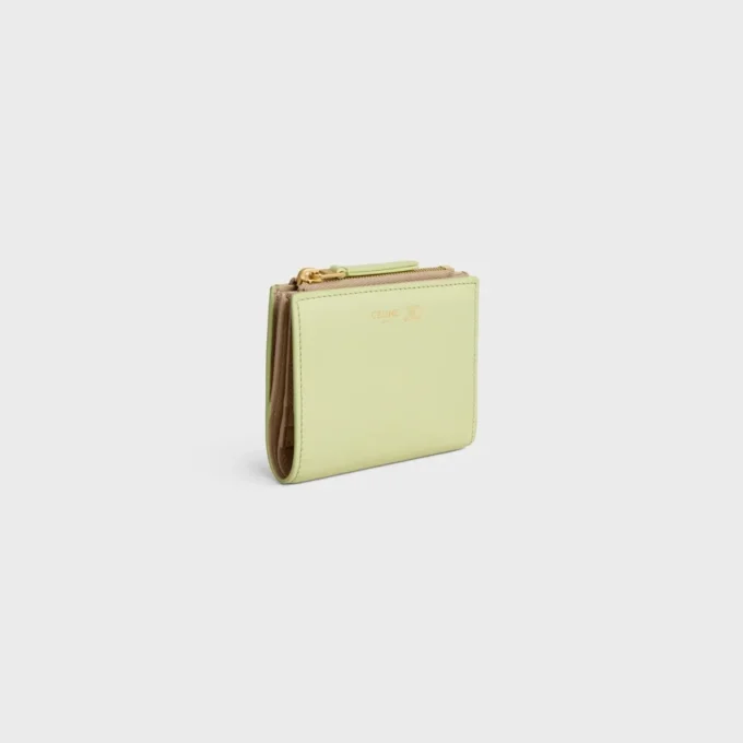 Cartera compacta con estampado Triomphe en piel de becerro granulada y flexible Cartera compacta con estampado Triomphe en piel de becerro granulada y flexible