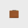 Cartera compacta con estampado Triomphe en piel de becerro granulada y flexible Cartera compacta con estampado Triomphe en piel de becerro granulada y flexible