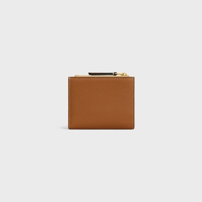 Cartera compacta con estampado Triomphe en piel de becerro granulada y flexible Cartera compacta con estampado Triomphe en piel de becerro granulada y flexible