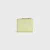 Cartera compacta con estampado Triomphe en piel de becerro granulada y flexible Cartera compacta con estampado Triomphe en piel de becerro granulada y flexible