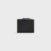 Cartera compacta con estampado Triomphe en piel de becerro granulada y flexible Cartera compacta con estampado Triomphe en piel de becerro granulada y flexible