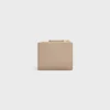 Cartera compacta con estampado Triomphe en piel de becerro granulada y flexible Cartera compacta con estampado Triomphe en piel de becerro granulada y flexible