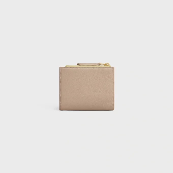 Cartera compacta con estampado Triomphe en piel de becerro granulada y flexible Cartera compacta con estampado Triomphe en piel de becerro granulada y flexible