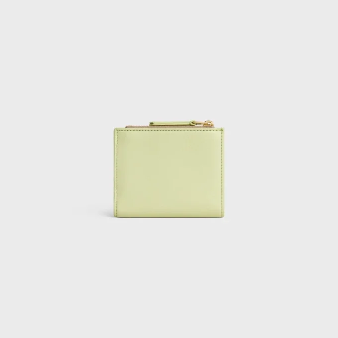 Cartera compacta con estampado Triomphe en piel de becerro granulada y flexible Cartera compacta con estampado Triomphe en piel de becerro granulada y flexible