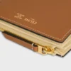 Cartera compacta con estampado Triomphe en piel de becerro granulada y flexible Cartera compacta con estampado Triomphe en piel de becerro granulada y flexible