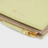 Cartera compacta con estampado Triomphe en piel de becerro granulada y flexible Cartera compacta con estampado Triomphe en piel de becerro granulada y flexible