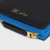 Cartera compacta con estampado Triomphe en piel de becerro granulada y flexible Cartera compacta con estampado Triomphe en piel de becerro granulada y flexible