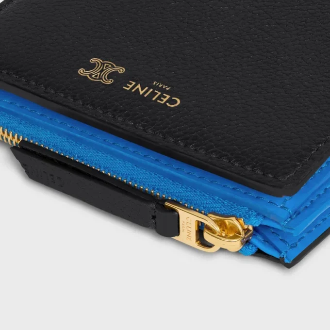 Cartera compacta con estampado Triomphe en piel de becerro granulada y flexible Cartera compacta con estampado Triomphe en piel de becerro granulada y flexible