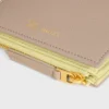 Cartera compacta con estampado Triomphe en piel de becerro granulada y flexible Cartera compacta con estampado Triomphe en piel de becerro granulada y flexible