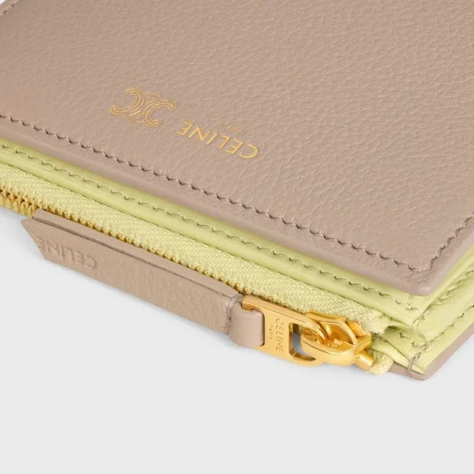 Cartera compacta con estampado Triomphe en piel de becerro granulada y flexible Cartera compacta con estampado Triomphe en piel de becerro granulada y flexible