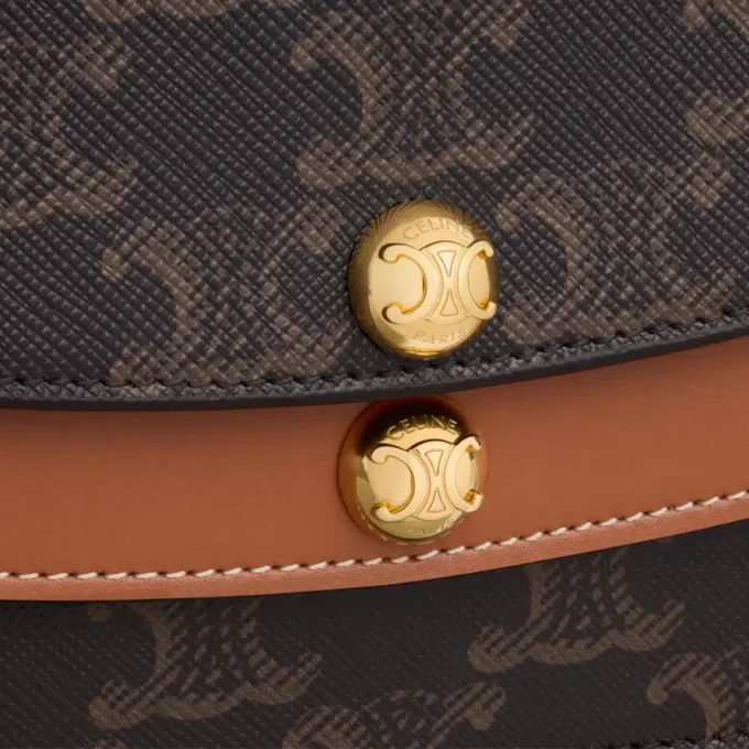 Cartera Duo con correa en Triomphe Canvas y piel de becerro Cartera Duo con correa en Triomphe Canvas y piel de becerro