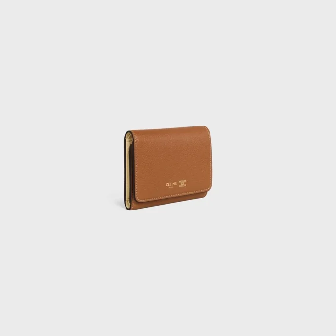 Cartera fina con estampado Triomphe en piel de becerro granulada y flexible