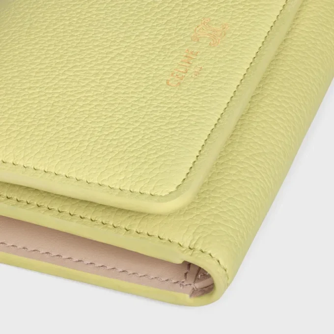 Cartera fina con estampado Triomphe en piel de becerro granulada y flexible