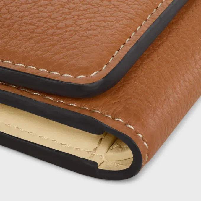 Cartera fina con estampado Triomphe en piel de becerro granulada y flexible