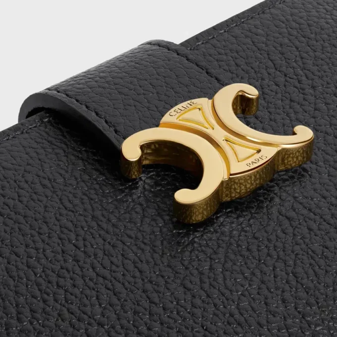 Cartera Nino con correa fina en piel de becerro granulada y flexible Cartera Nino con correa fina en piel de becerro granulada y flexible