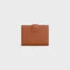 Cartera Nino de correa mediana en piel de becerro granulada flexible Cartera Nino de correa mediana en piel de becerro granulada flexible