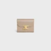 Cartera pequeña con solapa Triomphe en piel de becerro brillante Cartera pequeña con solapa Triomphe en piel de becerro brillante