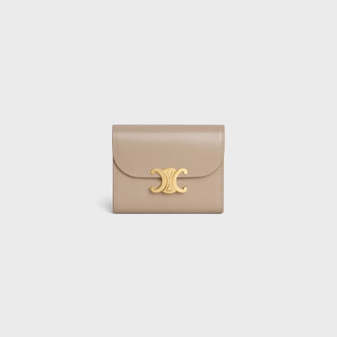 Cartera pequeña con solapa Triomphe en piel de becerro brillante Cartera pequeña con solapa Triomphe en piel de becerro brillante