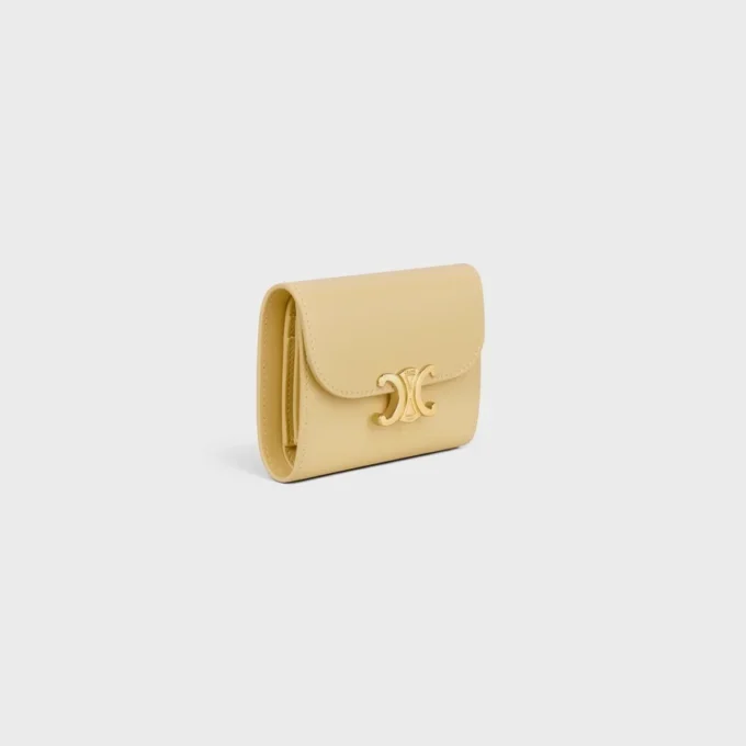 Cartera pequeña con solapa Triomphe en piel de becerro brillante Cartera pequeña con solapa Triomphe en piel de becerro brillante