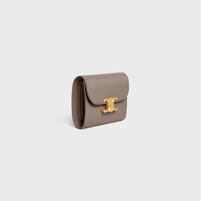 Cartera pequeña con solapa Triomphe en piel de becerro brillante Cartera pequeña con solapa Triomphe en piel de becerro brillante