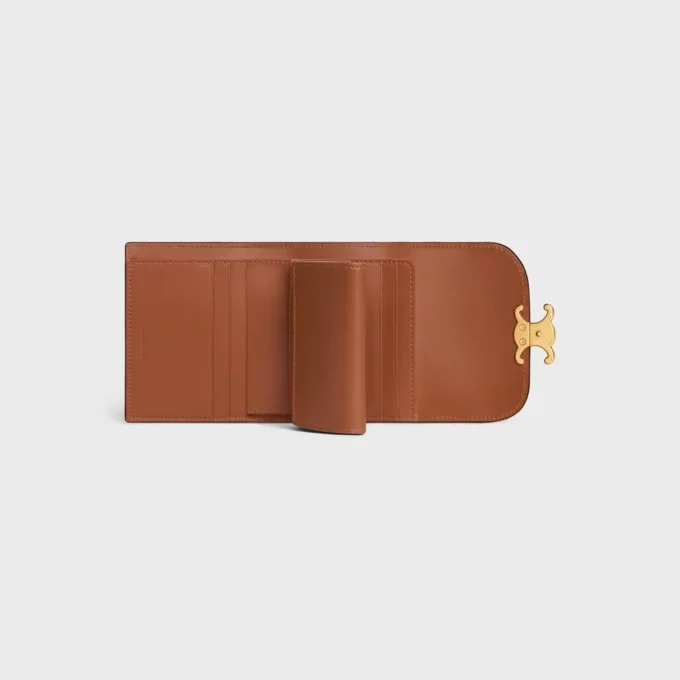 Cartera pequeña con solapa Triomphe en piel de becerro nobuk Cartera pequeña con solapa Triomphe en piel de becerro nobuk