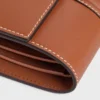 Cartera pequeña de tres pliegues de 16 en piel de becerro satinada Cartera pequeña de tres pliegues de 16 en piel de becerro satinada