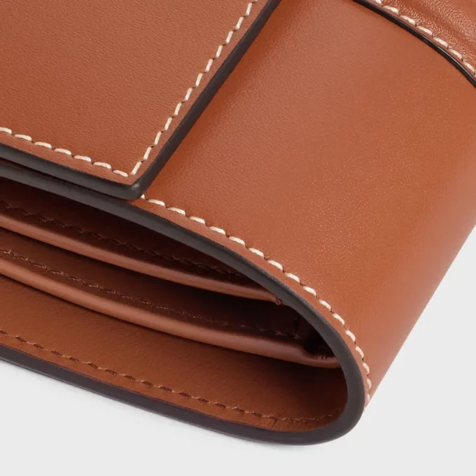 Cartera pequeña de tres pliegues de 16 en piel de becerro satinada Cartera pequeña de tres pliegues de 16 en piel de becerro satinada