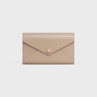 Cartera tipo sobre con cadena en piel de becerro brillante