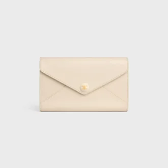 Cartera tipo sobre con cadena en piel de becerro brillante