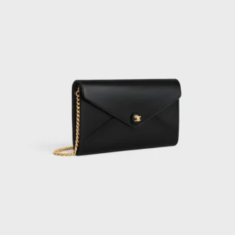 Cartera tipo sobre con cadena en piel de becerro brillante