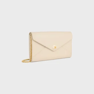 Cartera tipo sobre con cadena en piel de becerro brillante
