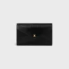 Cartera tipo sobre con cadena en piel de lagarto