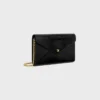 Cartera tipo sobre con cadena en piel de lagarto