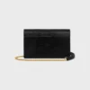 Cartera tipo sobre con cadena en piel de lagarto