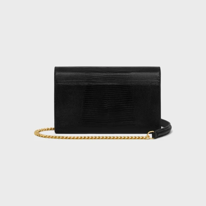 Cartera tipo sobre con cadena en piel de lagarto