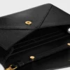 Cartera tipo sobre con cadena en piel de lagarto