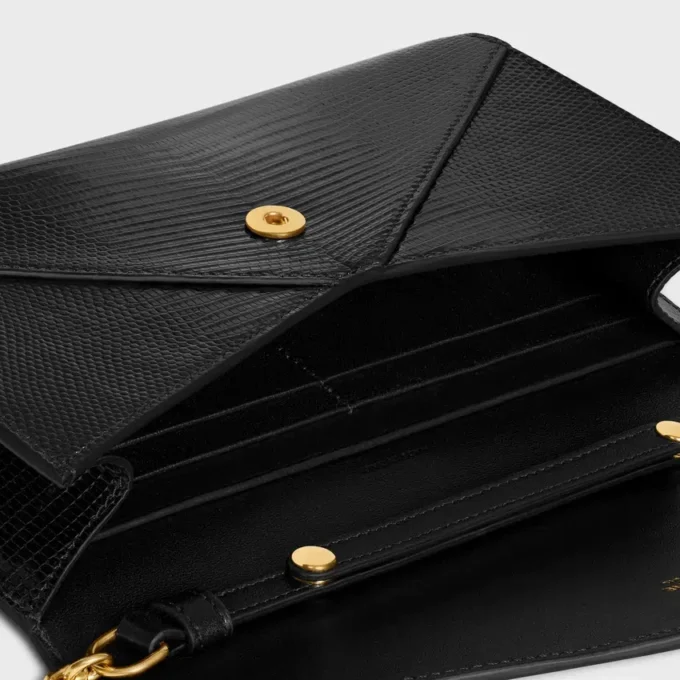 Cartera tipo sobre con cadena en piel de lagarto