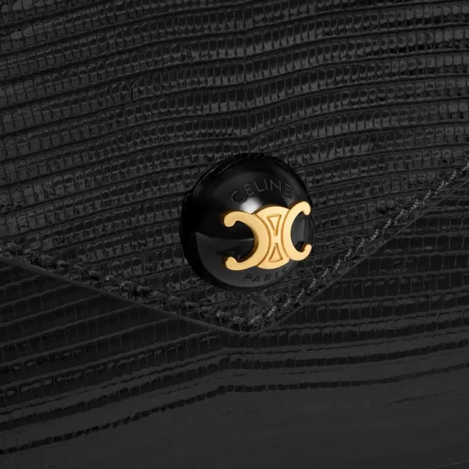 Cartera tipo sobre con cadena en piel de lagarto