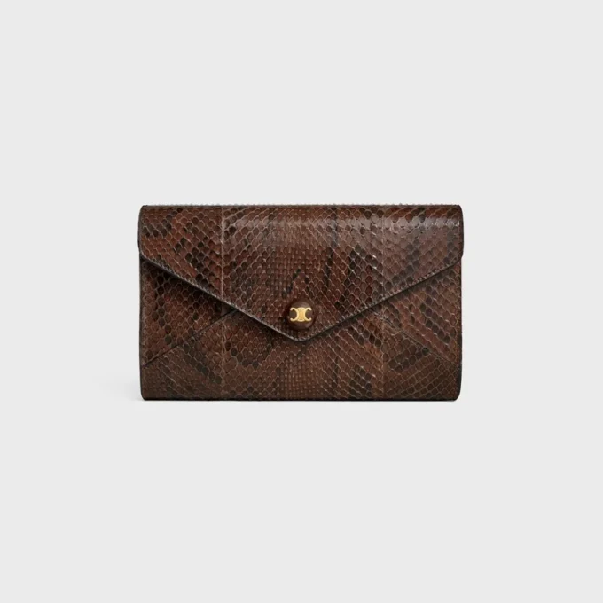 Cartera tipo sobre con cadena en pitón Cartera tipo sobre con cadena en pitón